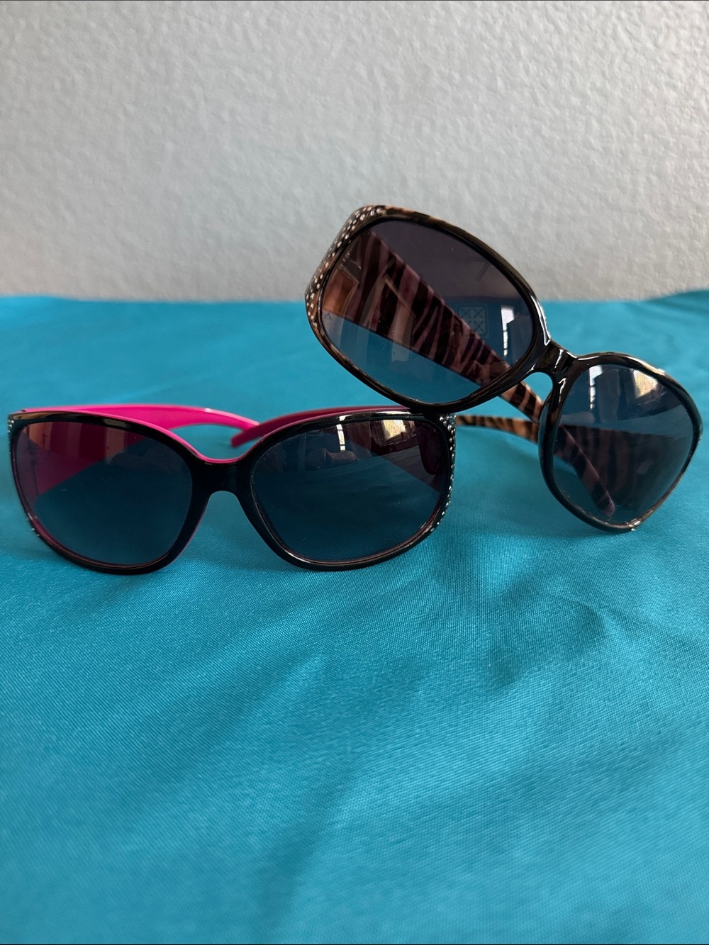 Foster Grant Women’s Sunglasses in Black and Brown Tortoise